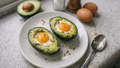 Aguacate al horno con huevo: una receta fácil, rápida y muy rica