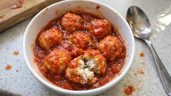Albóndigas de merluza en salsa de tomate: una comida casera, ligera y rendidora