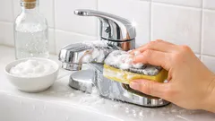 Bicarbonato con agua mineral: el truco casero para quitar el sarro de llaves y azulejos