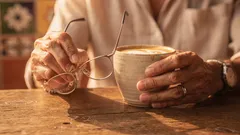 Las 8 conductas que te suman años después de los 55 y cómo evitarlas sin esfuerzo