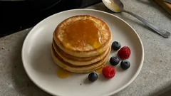 Hot cakes de kéfir esponjosos: receta fácil para aprovechar tu yogur de búlgaros