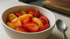 Ensalada de naranja y fresas en 10 minutos: fresca, ligera y con aderezo suave