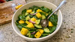 Ensalada de mango con pepino: fresca, ligera y lista en minutos