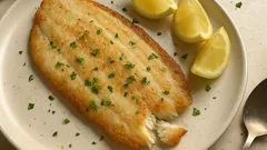 Lenguado a la plancha jugoso: cómo dorarlo sin que se pegue (con limón y perejil)