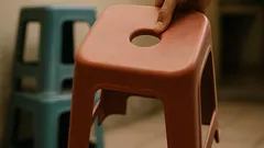 Por qué las banquetas de plástico tienen un agujero y para qué sirve