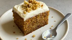 Pastel de zanahoria saludable con avena y dátiles, con frosting de mascarpone